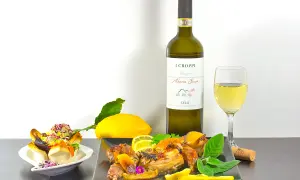 Un delizioso coniglio arrosto con limone e erbe aromatiche, perfetto per un abbinamento vino coniglio con Albana Secco.