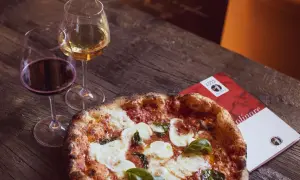 Una pizza margherita con vino bianco o rosso, un abbinamento perfetto per una serata gustosa.