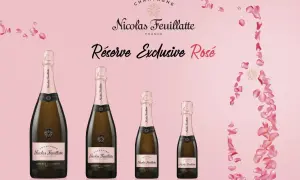 Bottiglie di Nicolas Feuillatte Réserve Exclusive Rosé, tra i nomi champagne famosi, su sfondo rosa con petali.
