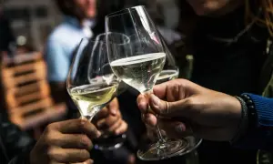 Brindisi con bollicine dorate, un momento di gioia che sa di festa, meglio dello champagne.