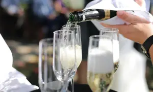 Versando Ferrari in flute, un brindisi che celebra il significato di ogni sboccatura.