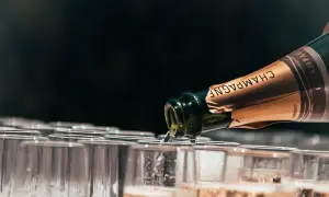 Champagne versato in bicchieri, un brindisi che celebra il millesimato significato.
