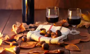 Castagne arrostite e vino rosso, un abbinamento perfetto per l'autunno. Il vino per castagne è pronto per essere gustato.