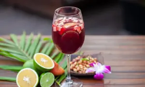 Un bicchiere di sangria con frutta fresca, ideale per una ricetta sangria invernale.