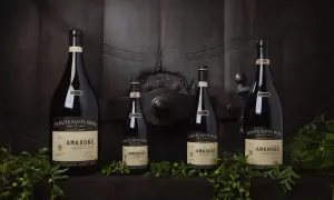 Bottiglie di vino Amarone della Valpolicella, con etichette che indicano la provenienza da Negrar, Verona.