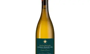 Bottiglia di Chablis Premier Cru Julien Brocard, Montee de Tonnerre, con etichetta verde scuro e sigillo arancione.