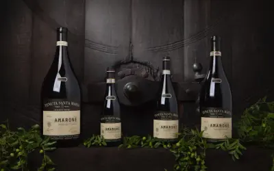 Bottiglie di vino Amarone della Valpolicella, con etichette che indicano la provenienza da Negrar, Verona.