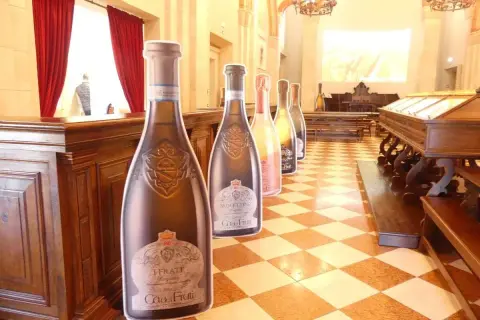 Sagome di bottiglie di vini lombardi famosi, tra cui Ca' del Frati, in un ambiente con pavimenti a scacchi e arredi in legno.