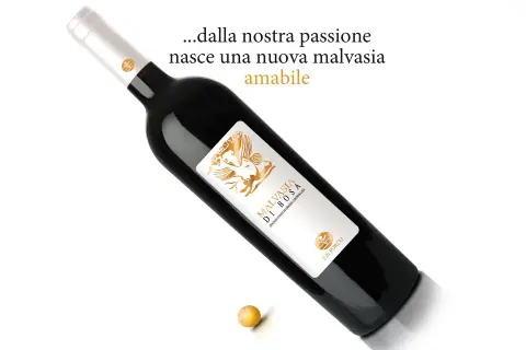 Bottiglia di Malvasia di Bosa, un vino amabile nato dalla passione. Un chicco d'uva dorato completa la scena.