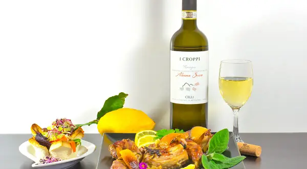 Un delizioso coniglio arrosto con limone e erbe aromatiche, perfetto per un abbinamento vino coniglio con Albana Secco.