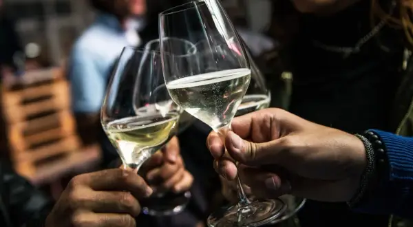 Brindisi con bollicine dorate, un momento di gioia che sa di festa, meglio dello champagne.
