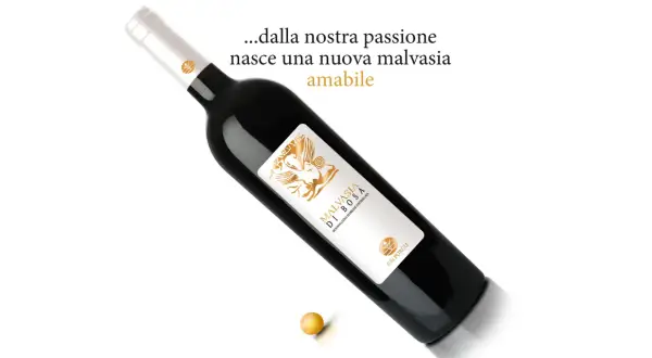 Bottiglia di Malvasia di Bosa, un vino amabile nato dalla passione. Un chicco d'uva dorato completa la scena.