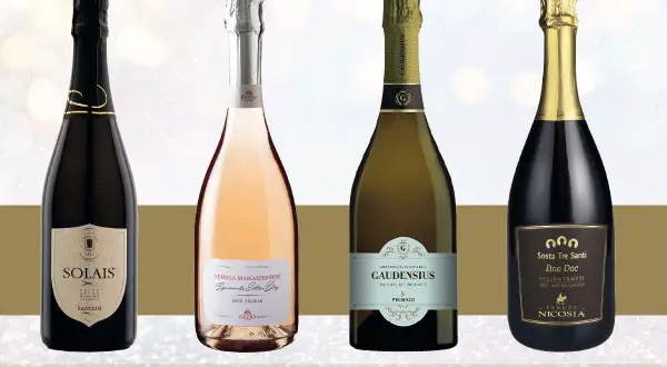 Quattro bottiglie di spumante italiano, tra cui il miglior spumante italiano, pronte per le feste.