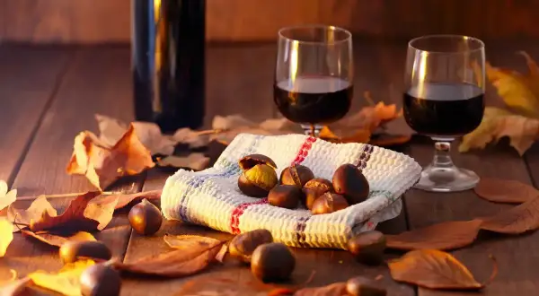 Castagne arrostite e vino rosso, un abbinamento perfetto per l'autunno. Il vino per castagne è pronto per essere gustato.