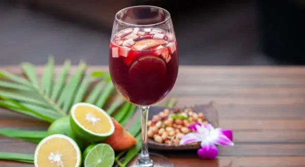 Un bicchiere di sangria con frutta fresca, ideale per una ricetta sangria invernale.