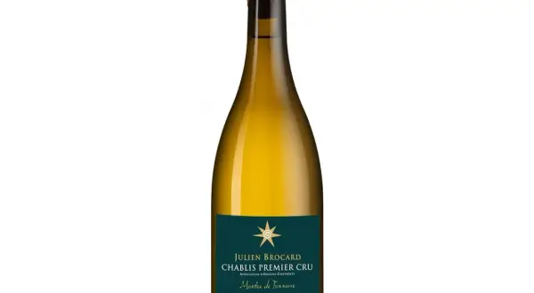 Bottiglia di Chablis Premier Cru Julien Brocard, Montee de Tonnerre, con etichetta verde scuro e sigillo arancione.
