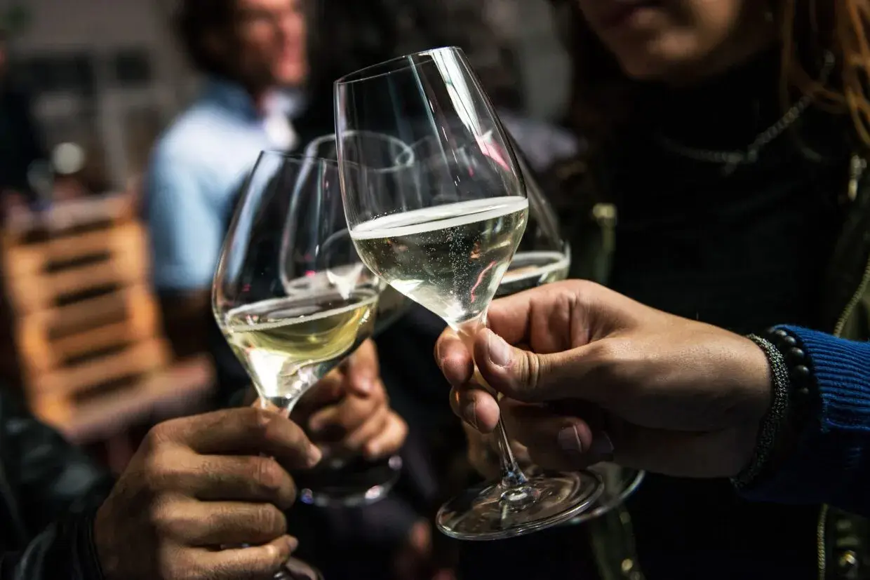 Brindisi con bollicine dorate, un momento di gioia che sa di festa, meglio dello champagne.