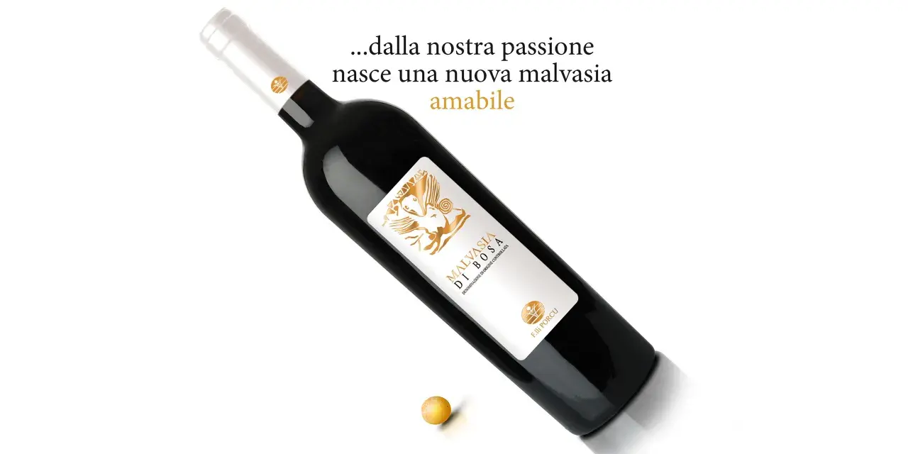 Bottiglia di Malvasia di Bosa, un vino amabile nato dalla passione. Un chicco d'uva dorato completa la scena.