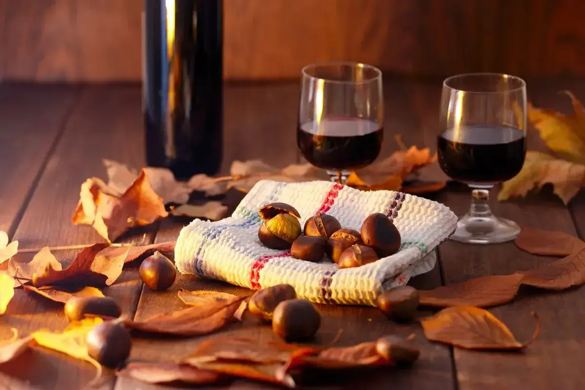 Castagne arrostite e vino rosso, un abbinamento perfetto per l'autunno. Il vino per castagne è pronto per essere gustato.