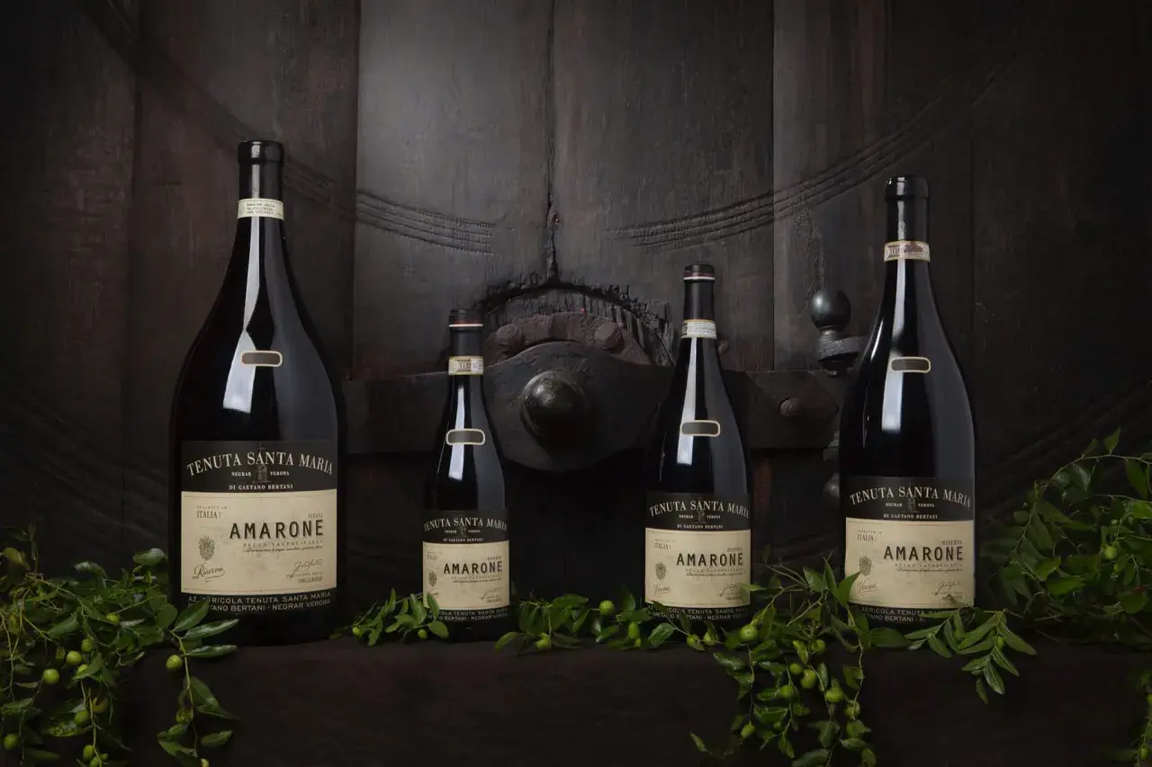 Bottiglie di vino Amarone della Valpolicella, con etichette che indicano la provenienza da Negrar, Verona.