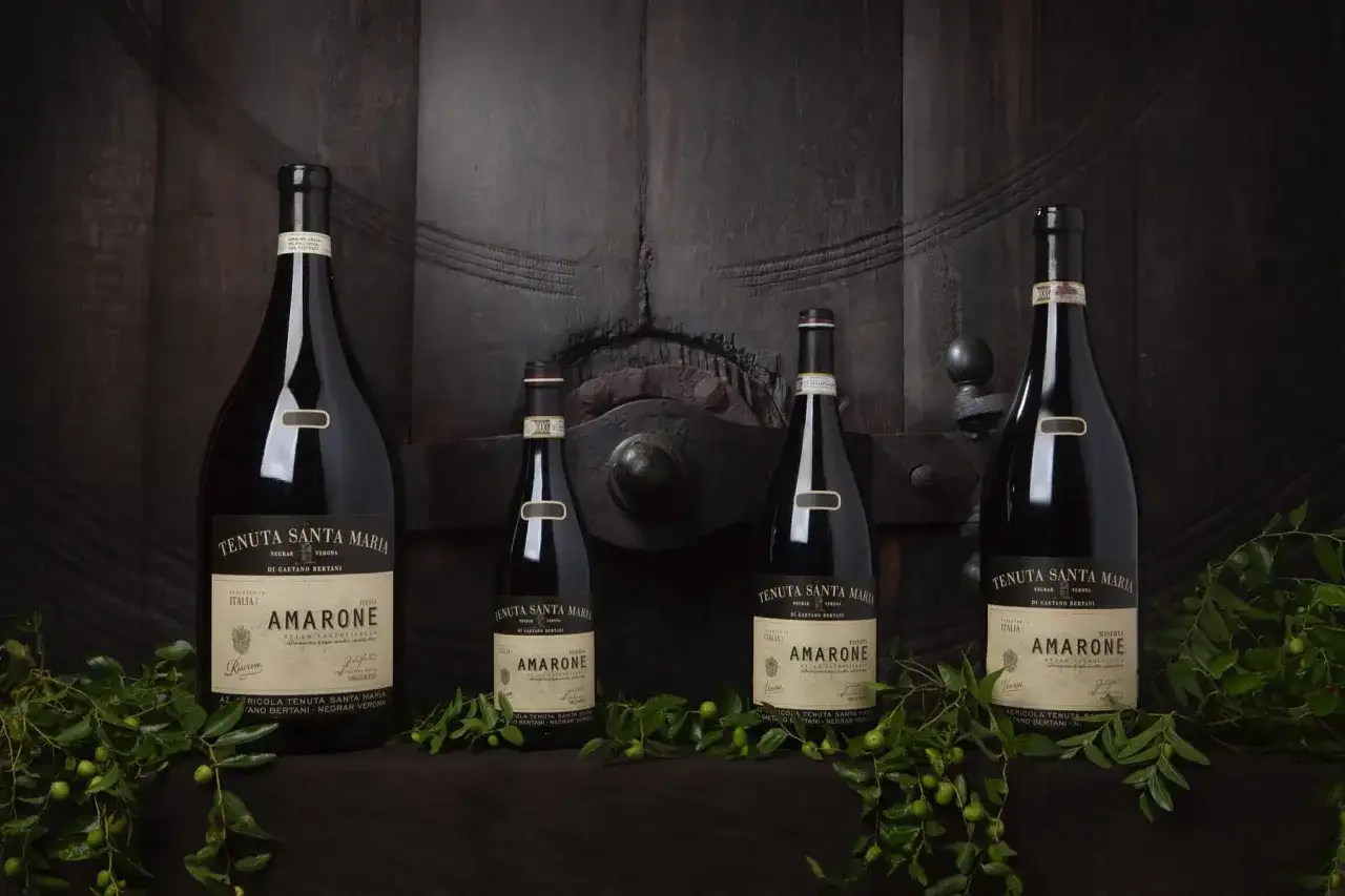 Bottiglie di vino Amarone della Valpolicella, con etichette che indicano la provenienza da Negrar, Verona.