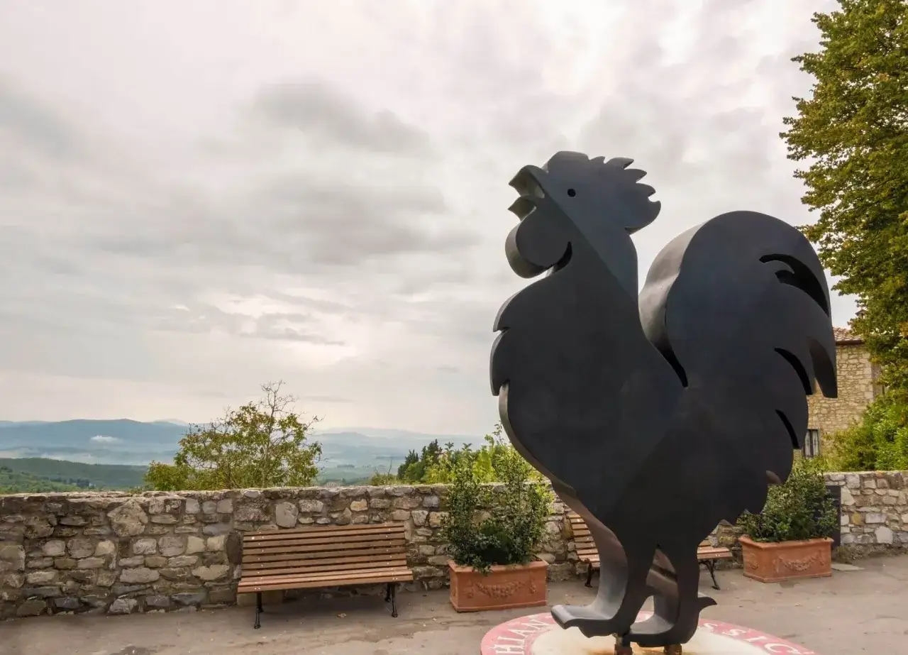 Gallo nero simbolo del Chianti Classico, domina il paesaggio collinare toscano.