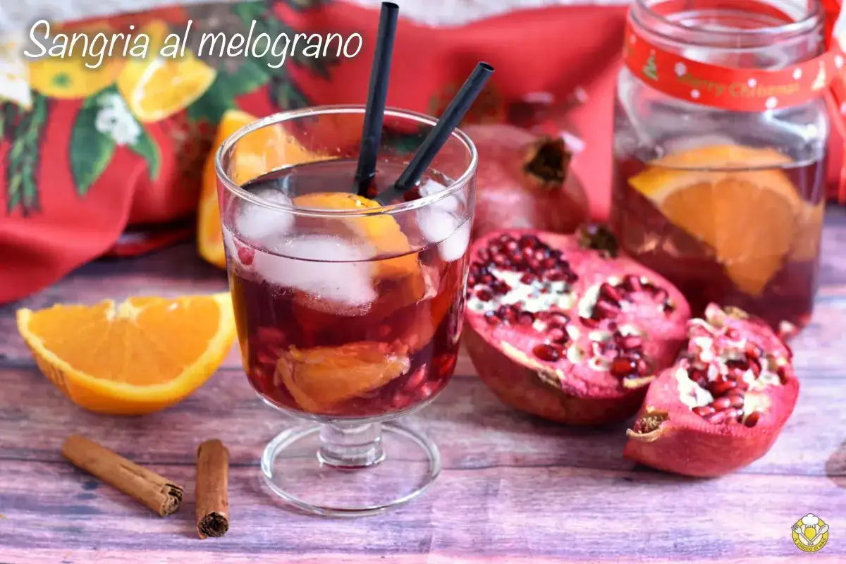 Sangria al melograno, perfetta per le feste. Un bicchiere pieno di gusto, con arancia, melograno e cannella. La ricetta sangria invernale ideale.