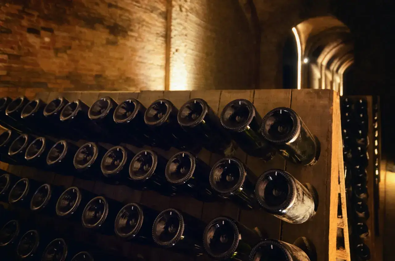 Bottiglie di vino in cantina, in attesa di affinamento con il metodo classico.