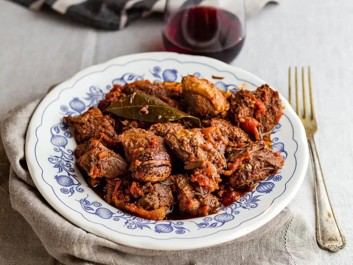 Piatto di spezzatino di cinghiale in umido, perfetto vino da abbinare al cinghiale.