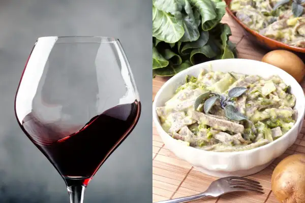 Un bicchiere di vino rosso e un piatto di pizzoccheri, un abbinamento perfetto per una cena gustosa.