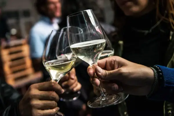 Brindisi con bollicine dorate, un momento di gioia che sa di festa, meglio dello champagne.