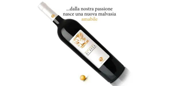 Bottiglia di Malvasia di Bosa, un vino amabile nato dalla passione. Un chicco d'uva dorato completa la scena.