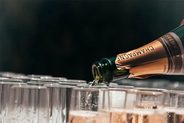 Champagne versato in bicchieri, un brindisi che celebra il millesimato significato.