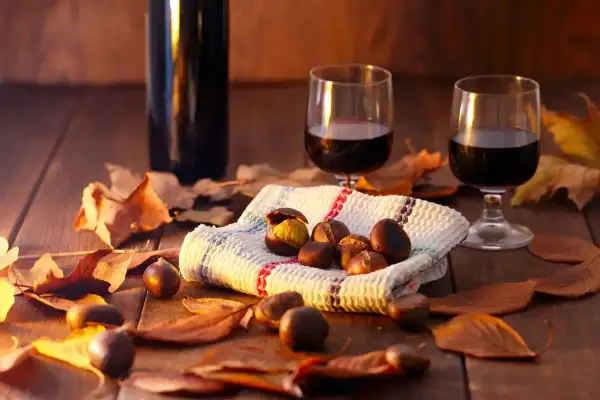 Castagne arrostite e vino rosso, un abbinamento perfetto per l'autunno. Il vino per castagne è pronto per essere gustato.