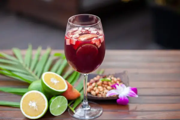 Un bicchiere di sangria con frutta fresca, ideale per una ricetta sangria invernale.